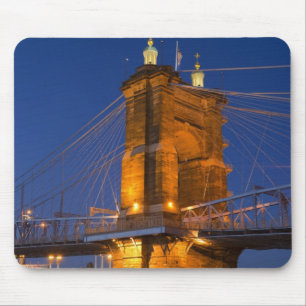 Die Skyline von Cincinnati, Ohio, USA bei Dämmerun Mousepad
