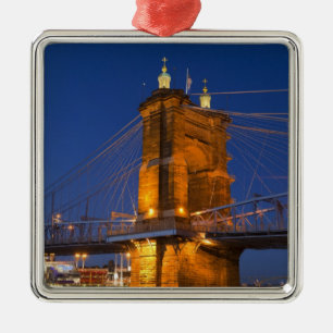 Die Skyline von Cincinnati, Ohio, USA bei Dämmerun Ornament Aus Metall