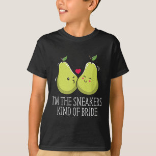 Die Sneakers sind eine Art Braut, die eine lustige T-Shirt