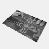 Die Socken, die Mama faltet - Wäscherei-Raum-Matte Fußmatte (Schrägansicht)