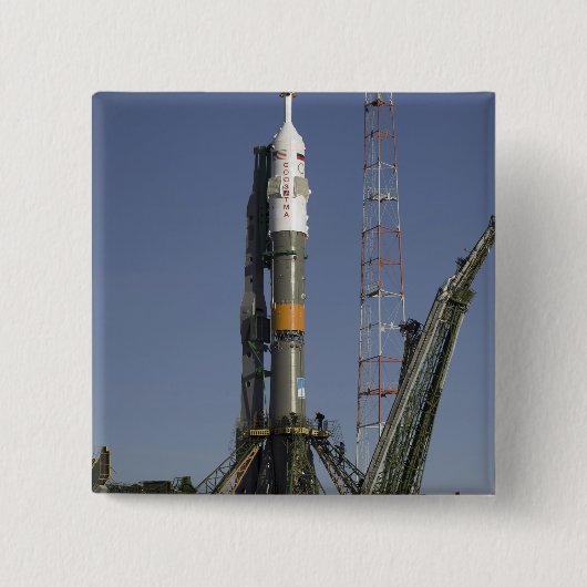 Die Sojus-Rakete wird in Position 2 errichtet Button (Vorderseite)
