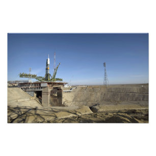 Die Sojus-Rakete wird in Position 2 errichtet Fotodruck