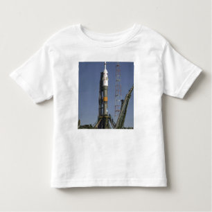 Die Sojus-Rakete wird in Position 2 errichtet Kleinkind T-shirt