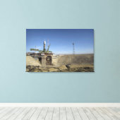 Die Sojus-Rakete wird in Position 2 errichtet Leinwanddruck (Insitu (Holzboden))