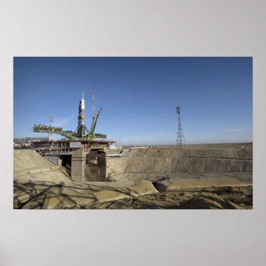 Die Sojus-Rakete wird in Position 2 errichtet Poster (Vorne)