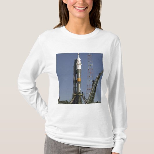 Die Sojus-Rakete wird in Position 2 errichtet T-Shirt (Vorderseite)