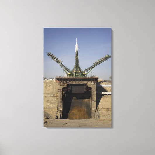 Die Sojus-Rakete wird in Position 3 errichtet Leinwanddruck (Vorderseite)