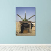 Die Sojus-Rakete wird in Position 3 errichtet Leinwanddruck (Insitu (Holzboden))