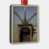 Die Sojus-Rakete wird in Position 3 errichtet Ornament Aus Metall (Rechts)