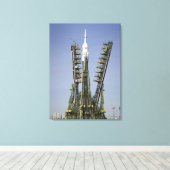 Die Sojus-Rakete wird in Position 4 errichtet Leinwanddruck (Insitu (Holzboden))