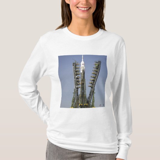 Die Sojus-Rakete wird in Position 4 errichtet T-Shirt (Vorderseite)
