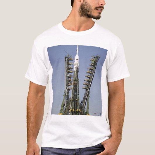 Die Sojus-Rakete wird in Position 4 errichtet T-Shirt (Vorderseite)