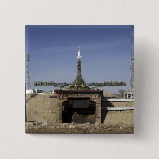 Die Sojus-Rakete wird in Position 6 errichtet Button (Vorderseite)