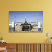 Die Sojus-Rakete wird in Position 6 errichtet Leinwanddruck (Insitu (Wohnzimmer))