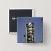 Die Sojus-Rakete wird in Position gebracht Button (Vorne & Hinten)