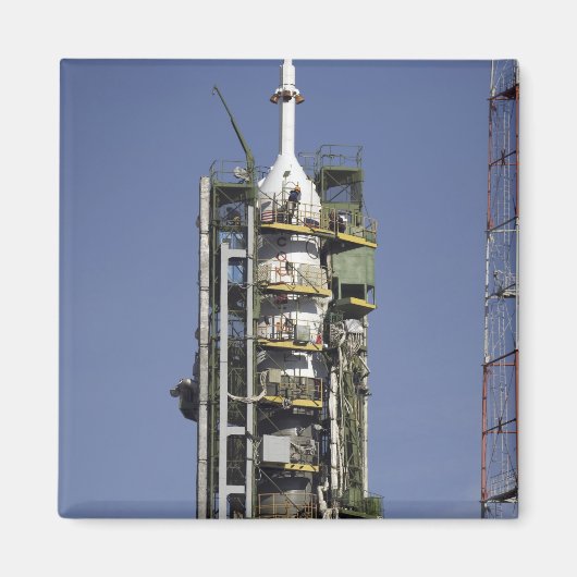 Die Sojus-Rakete wird in Position gebracht Magnet (Vorne)