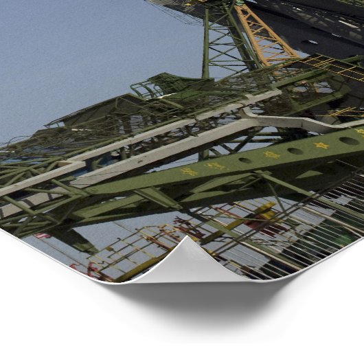 Die Sojus-Rakete wird in Position gebracht Poster (Ecke)