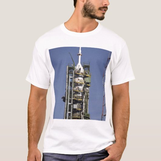 Die Sojus-Rakete wird in Position gebracht T-Shirt (Vorderseite)