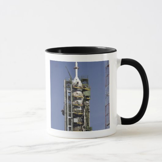 Die Sojus-Rakete wird in Position gebracht Tasse (Rechts)