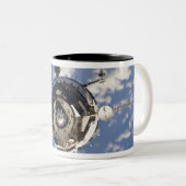 Die Sojus TMA-01M-Raumsonde Zweifarbige Tasse (VorderseiteRechts)