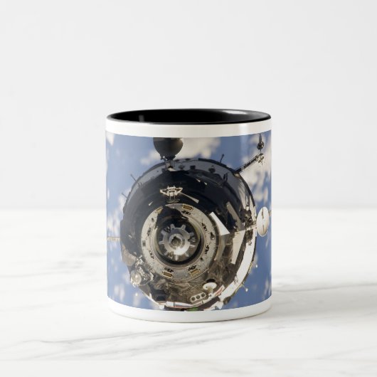 Die Sojus TMA-01M-Raumsonde Zweifarbige Tasse (Mittel)