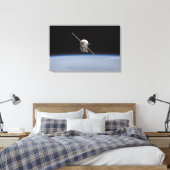 Die Sojus TMA-11 Raumsonde über dem Horizont der E Leinwanddruck (Insitu (Schlafzimmer))