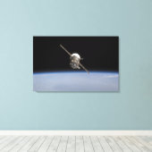Die Sojus TMA-11 Raumsonde über dem Horizont der E Leinwanddruck (Insitu (Holzboden))