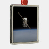 Die Sojus TMA-11 Raumsonde über dem Horizont der E Silbernes Ornament (Rechts)