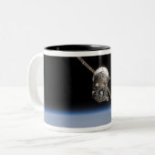 Die Sojus TMA-11 Raumsonde über dem Horizont der E Zweifarbige Tasse (Vorderseite Links)