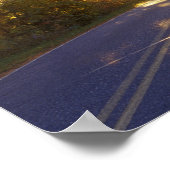 Die Sonne bricht durch den Wald auf eine Straße Poster (Ecke)