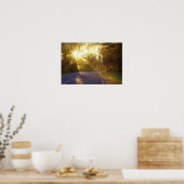 Die Sonne bricht durch den Wald auf eine Straße Poster (Küche)