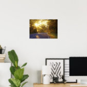 Die Sonne bricht durch den Wald auf eine Straße Poster (Heimbüro)