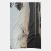 Die Sonne, der aufsteigende Mond über dem Arrowhad Geschirrtuch (Vertikal)