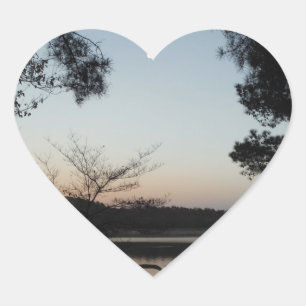 Die Sonne, der aufsteigende Mond über dem Arrowhad Herz-Aufkleber