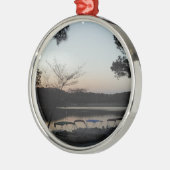 Die Sonne, der aufsteigende Mond über dem Arrowhad Ornament Aus Metall (Links)