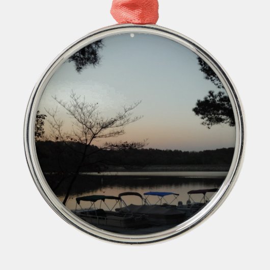 Die Sonne, der aufsteigende Mond über dem Arrowhad Ornament Aus Metall (Vorne)