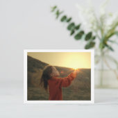 Die Sonne halten Postkarte (Stehend Vorderseite)