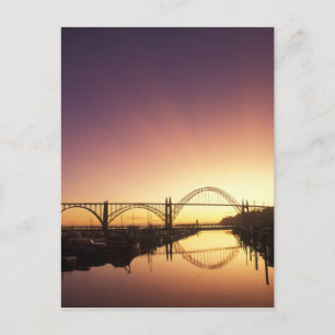 Die Sonne hinter der Newport Bridge, Oregon Postkarte