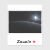 Die Sonne liegt über dem Horizont der Erde. Aufkleber (Blatt)