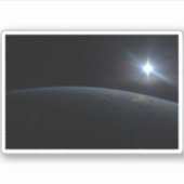 Die Sonne liegt über dem Horizont der Erde. Aufkleber (Vorderseite)