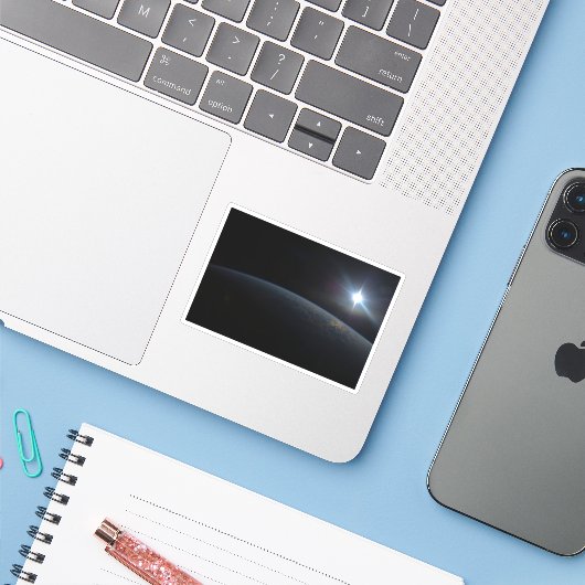 Die Sonne liegt über dem Horizont der Erde. Aufkleber (Laptop mit iPhone)