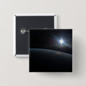 Die Sonne liegt über dem Horizont der Erde. Button (Vorne & Hinten)