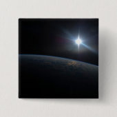 Die Sonne liegt über dem Horizont der Erde. Button (Vorderseite)