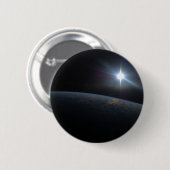 Die Sonne liegt über dem Horizont der Erde. Button (Vorne & Hinten)