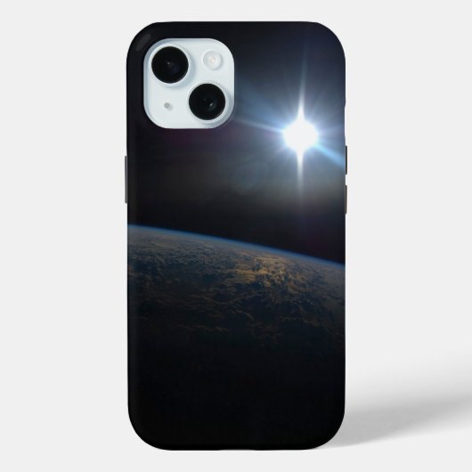 Die Sonne liegt über dem Horizont der Erde. Case-Mate iPhone Hülle (Rückseite)