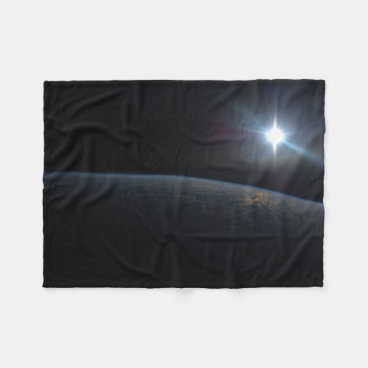 Die Sonne liegt über dem Horizont der Erde. Fleecedecke (Vorderseite (Horizontal))