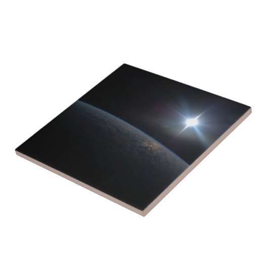 Die Sonne liegt über dem Horizont der Erde. Fliese (Seite)