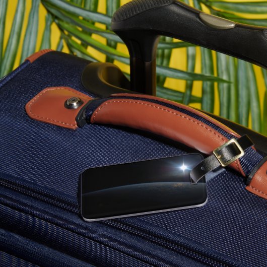 Die Sonne liegt über dem Horizont der Erde. Gepäckanhänger (Vorderseite Insitu 3)