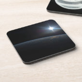 Die Sonne liegt über dem Horizont der Erde. Getränkeuntersetzer (Linke Seite)