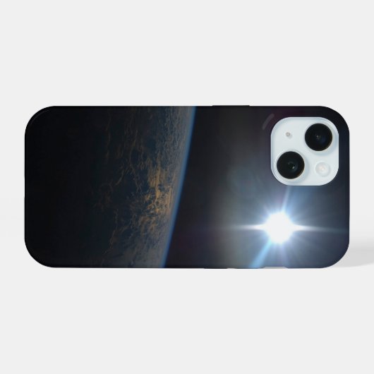 Die Sonne liegt über dem Horizont der Erde. iPhone 15 Hülle (Rückseite (Horizontal))